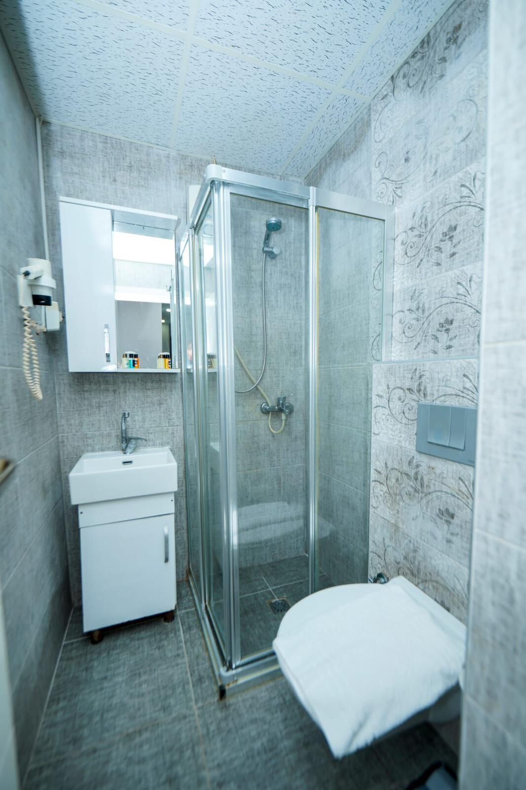 Classic-Vierbettzimmer | Badezimmer | Duschwanne, Seife, Shampoo