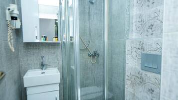 Classic-Vierbettzimmer | Badezimmer | Duschwanne, Seife, Shampoo