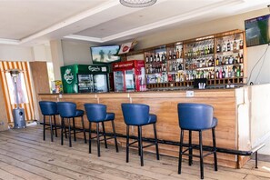 Bar (on property) - Sigelege Beach Resort (Senga)