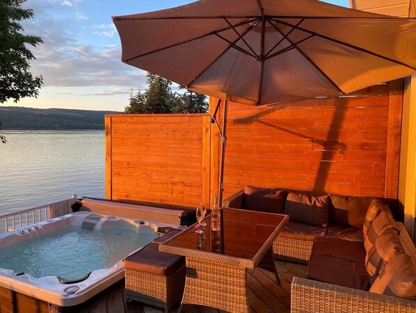Outdoor spa tub - Chalet intime pour villégiature avec accès au Lac et à 2 minutes du Mont de ski! (Saint-Mathieu-de-Rioux)