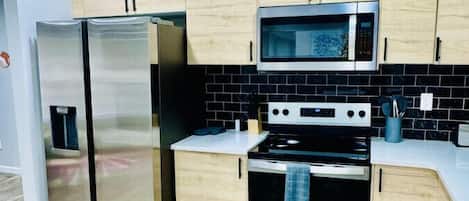Coffee/tea maker, fridge, microwave, oven