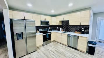 Refrigerador, microondas, horno y lavavajillas
