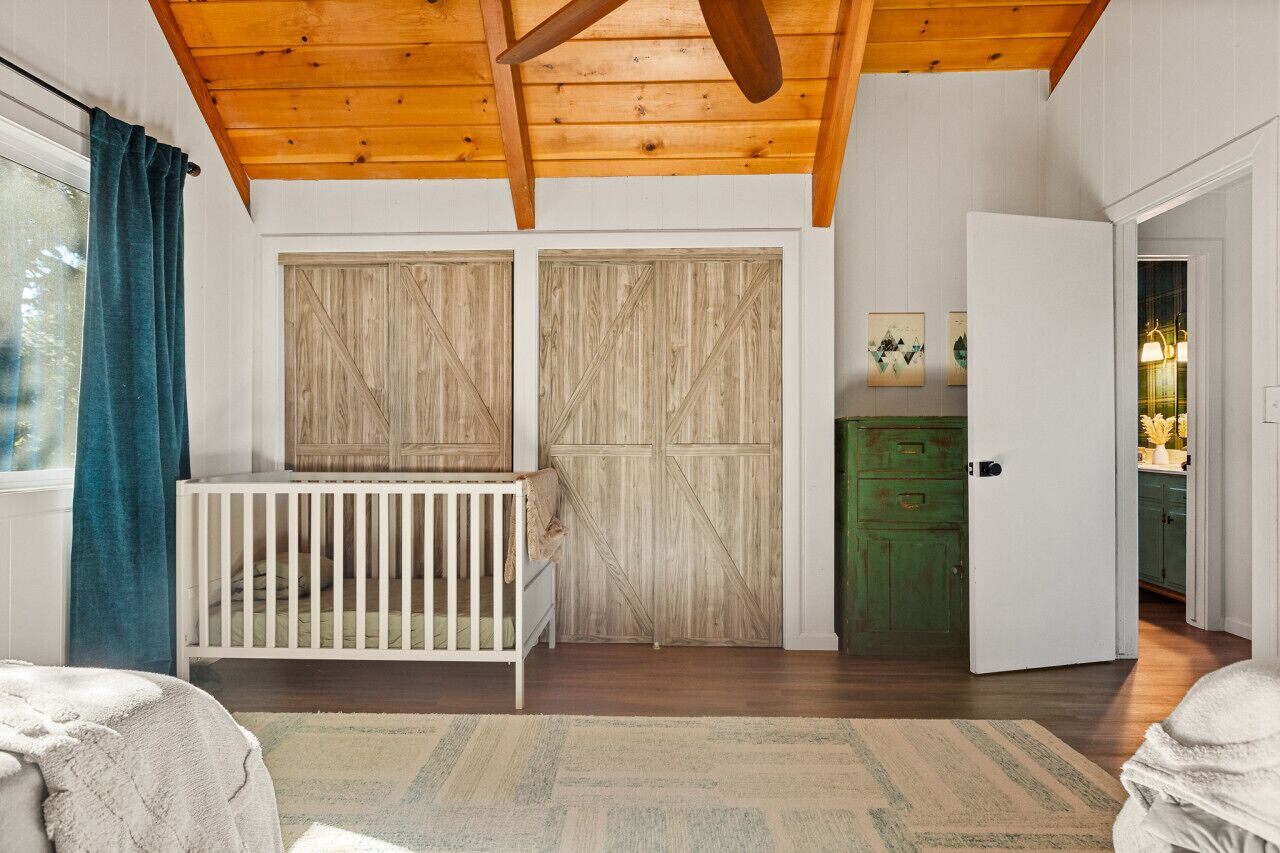 3 bedrooms, desk, iron/ironing board, travel crib