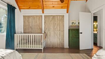 3 bedrooms, desk, iron/ironing board, travel crib