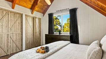 3 bedrooms, desk, iron/ironing board, travel crib