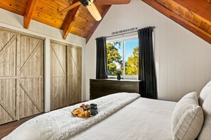 3 chambres, bureau, fer et planche à repasser, lit parapluie