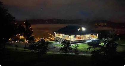 Tranquil 4-bedroom cabin in La Suiza with WiFi