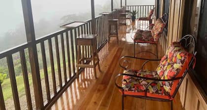 Tranquil 4-bedroom cabin in La Suiza with WiFi