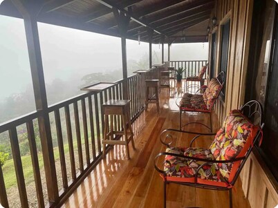 Tranquil 4-bedroom cabin in La Suiza with WiFi