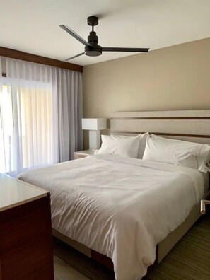 3 bedrooms, iron/ironing board, WiFi, bed sheets - Stunning Beachfront 3 Bedroom Suite Condo with AC, WiFi in charming Sint Maartin (Dawn Beach)