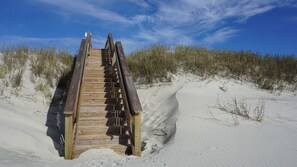 Property grounds - Spacious ocean-view 4-BR house in Sunset Beach, 1 min walk to beach (Sunset Beach)