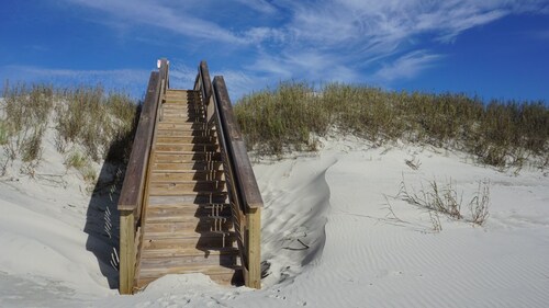 Spacious ocean-view 4-BR house in Sunset Beach, 1 min walk to beach