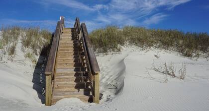 Spacious ocean-view 4-BR house in Sunset Beach, 1 min walk to beach