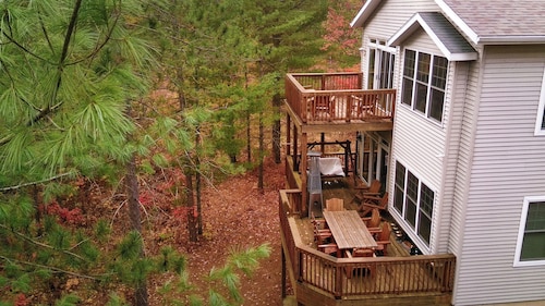 Serene Spring Escape, 6bd, game room, near Mackinaw and Harbor Springs!