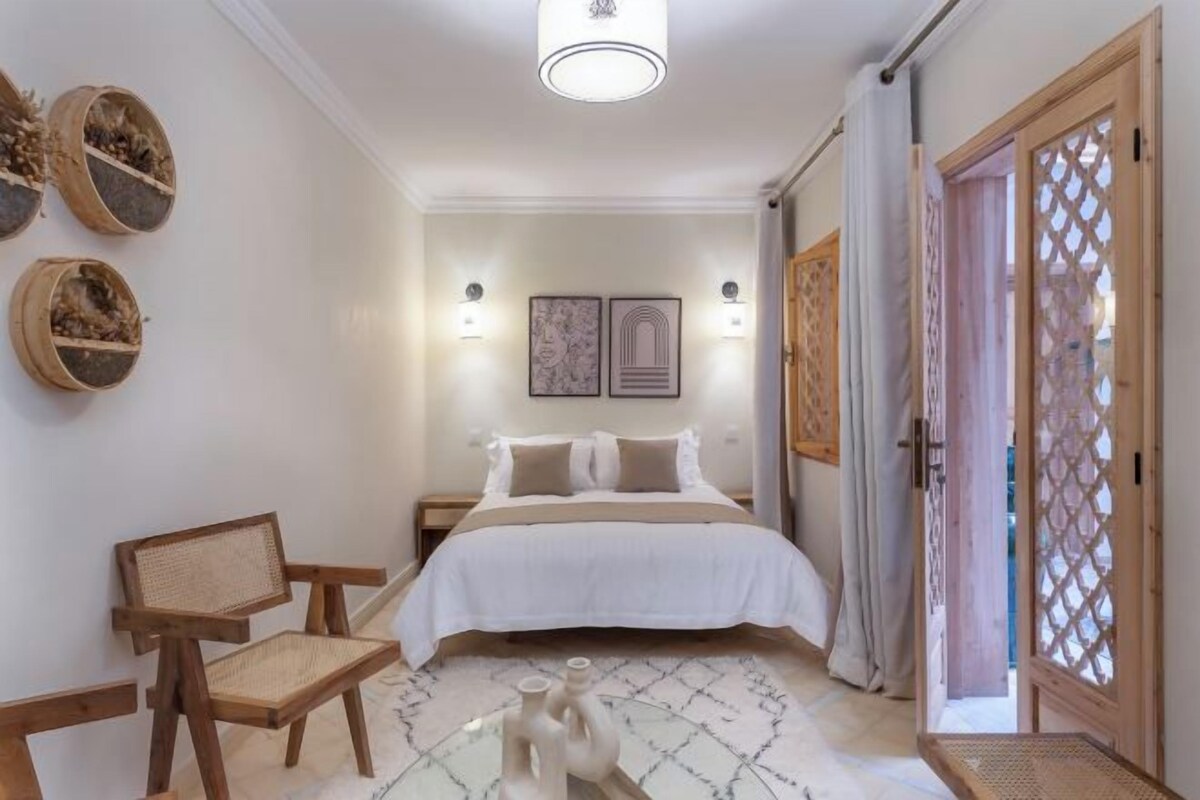 Premium bedding, in-room safe, blackout drapes, soundproofing