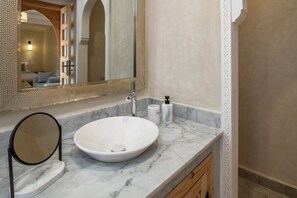 Shower, hair dryer, slippers, towels - Riad Le Saadien (Marrakech)