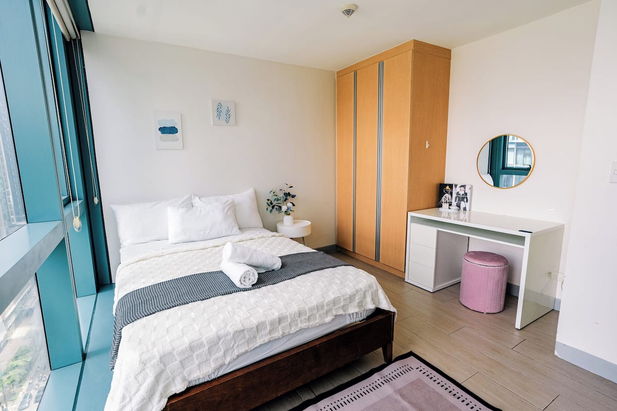 Familie appartement, 2 slaapkamers, niet-roken, uitzicht op stad | 1 slaapkamer, een strijkplank/strijkijzer, gratis wifi, beddengoed