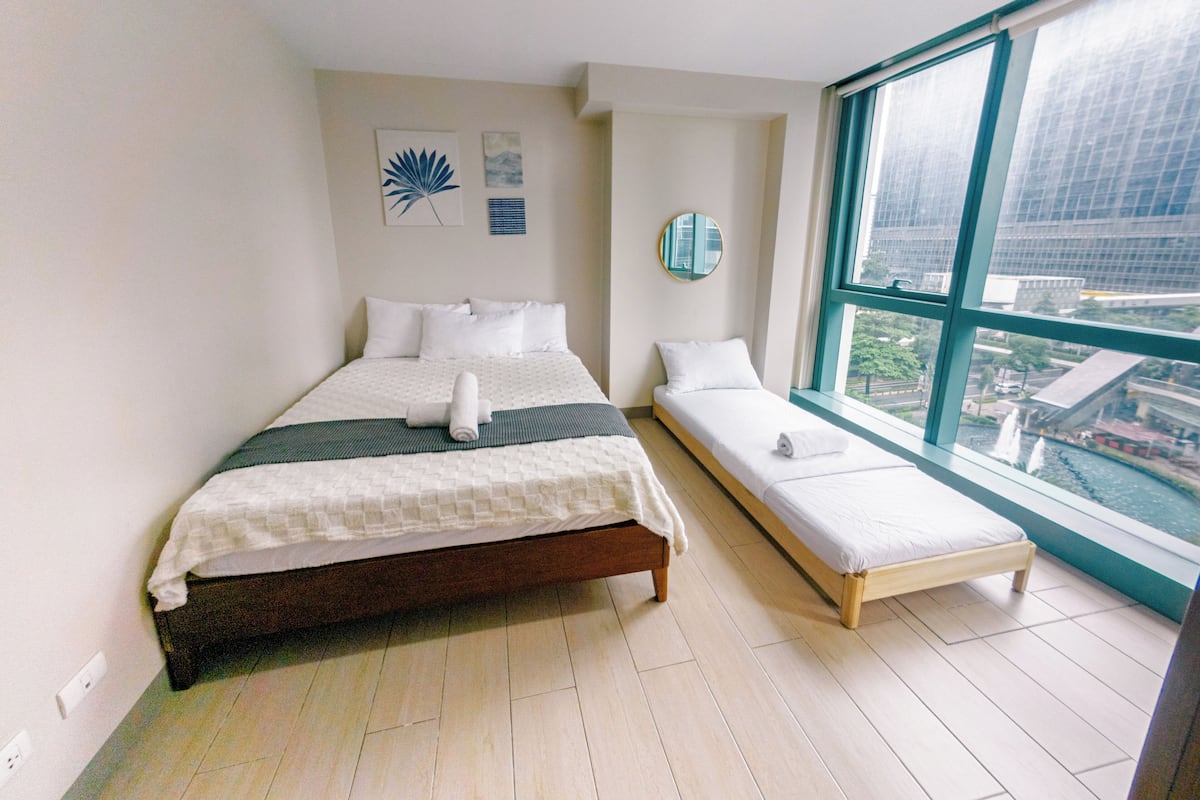 Familie appartement, meerdere bedden, niet-roken, uitzicht op stad | 1 slaapkamer, een strijkplank/strijkijzer, gratis wifi, beddengoed