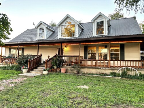 Charming 2-bedroom house in Hutchinson with WiFi, family-friendly.