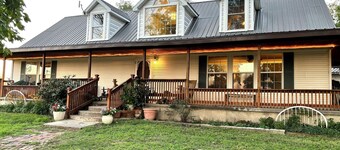 Charming 2-bedroom house in Hutchinson with WiFi, family-friendly.