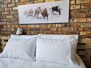 4 bedrooms, iron/ironing board, WiFi, bed sheets - Entire 3~4 bed ++, Barnhouse at farm with 360 deg mountain views. Pet-Friendly! (Tulbagh)