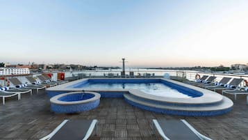 Kolam renang outdoor, dengan kursi berjemur