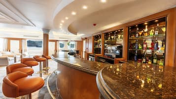 2 bar/ruang istirahat