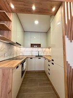 Deluxe Apartment | Private kitchen | Full-size fridge, microwave, oven, stovetop