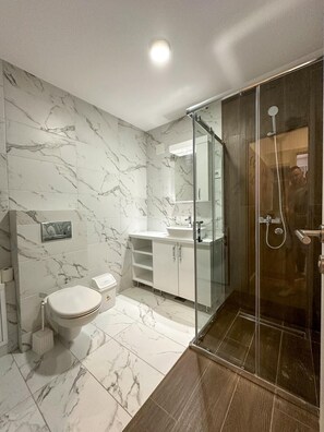 Deluxe appartement | Badkamer | Gratis toiletartikelen, zeep, shampoo, toiletpapier
