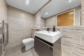 Een douche, een haardroger, handdoeken, zeep