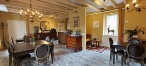 ฝ่ายต้อนรับ