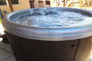 Tina de hidromasaje al aire libre