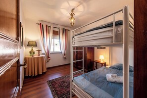 4 soverom, strykejern/-brett, wi-fi (inkludert) og sengetøy