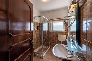 Dusj, hårføner, bidé og håndklær