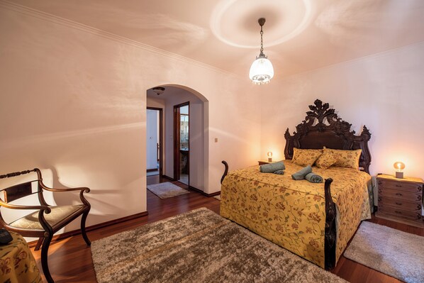 4 bedrooms, iron/ironing board, free WiFi, bed sheets