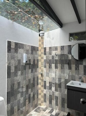 Douche, serviettes fournies, savon, papier toilette