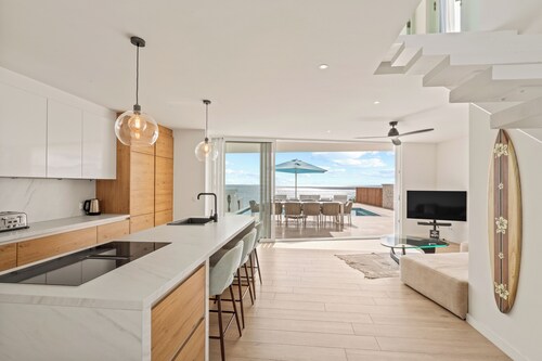 Stunning Seafront Villa in Lagun, Curacao – 5 Bedrooms with Direct Sea Access

