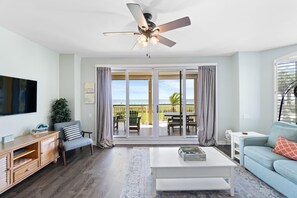 コンドミニアム ベッド (複数台) (Beach Colony Tower 1C) | リビング エリア | テレビ