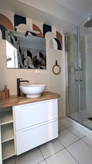 Dusche, Haartrockner, Handtücher, Seife