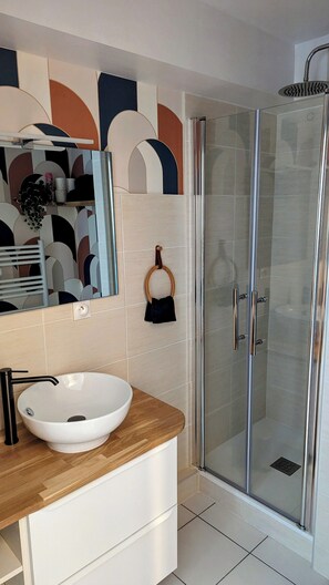 Dusche, Haartrockner, Handtücher, Seife