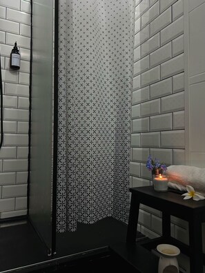 Dortoir Partagé, femmes uniquement, vue ville | Salle de bain
