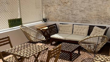 Dormitorio compartido básico, solo para mujeres, vista a la ciudad | Área de sala de estar