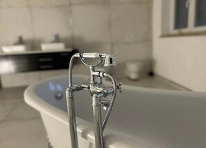 Klassieke vierpersoonskamer | Badkamer | Shampoo, toiletpapier