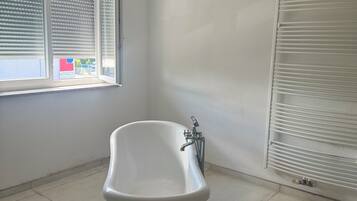 Classic Quadruple Room | Bathroom | Shampoo, toilet paper