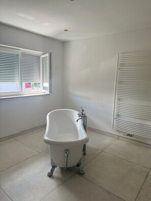 クラシック 4 人部屋 | バスルーム | シャンプー、トイレットペーパー