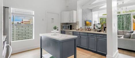 Réfrigérateur, micro-ondes, four, plaque de cuisson