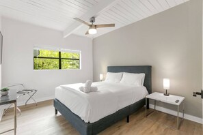 4 habitaciones, tabla de planchar con plancha y cuna de viaje 