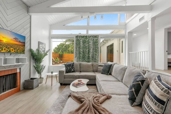 Televisión, chimenea, oficina