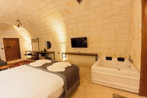 Superior Double Room, City View | Premium bedding, minibar, in-room safe, desk - Arkeles Suites (Avanos)