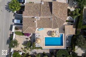 An aerial view of a property with a swimming pool, multiple rooms, and outdoor seating areas. - Villa MOBA by Abahana  Villas (Javea / Xàbia)
